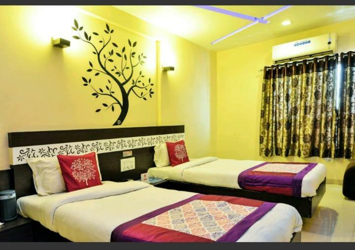 Skylawn Hotel Surat Exterior foto