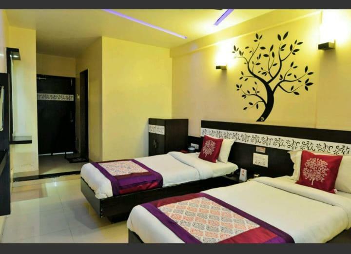 Skylawn Hotel Surat Exterior foto